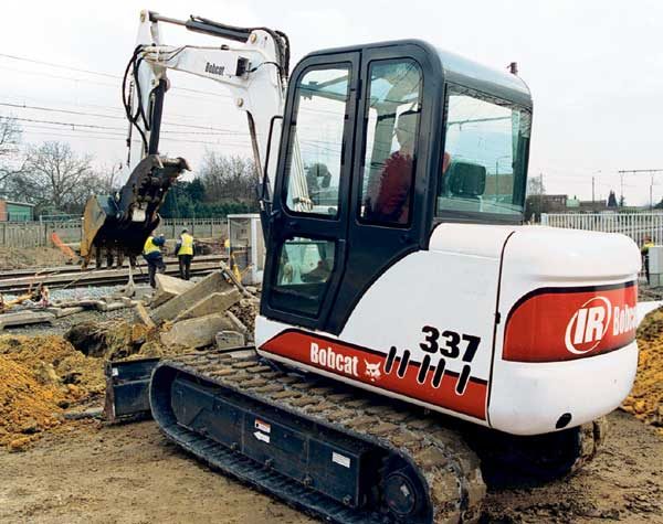Rypadlo Bobcat při zemních pracích