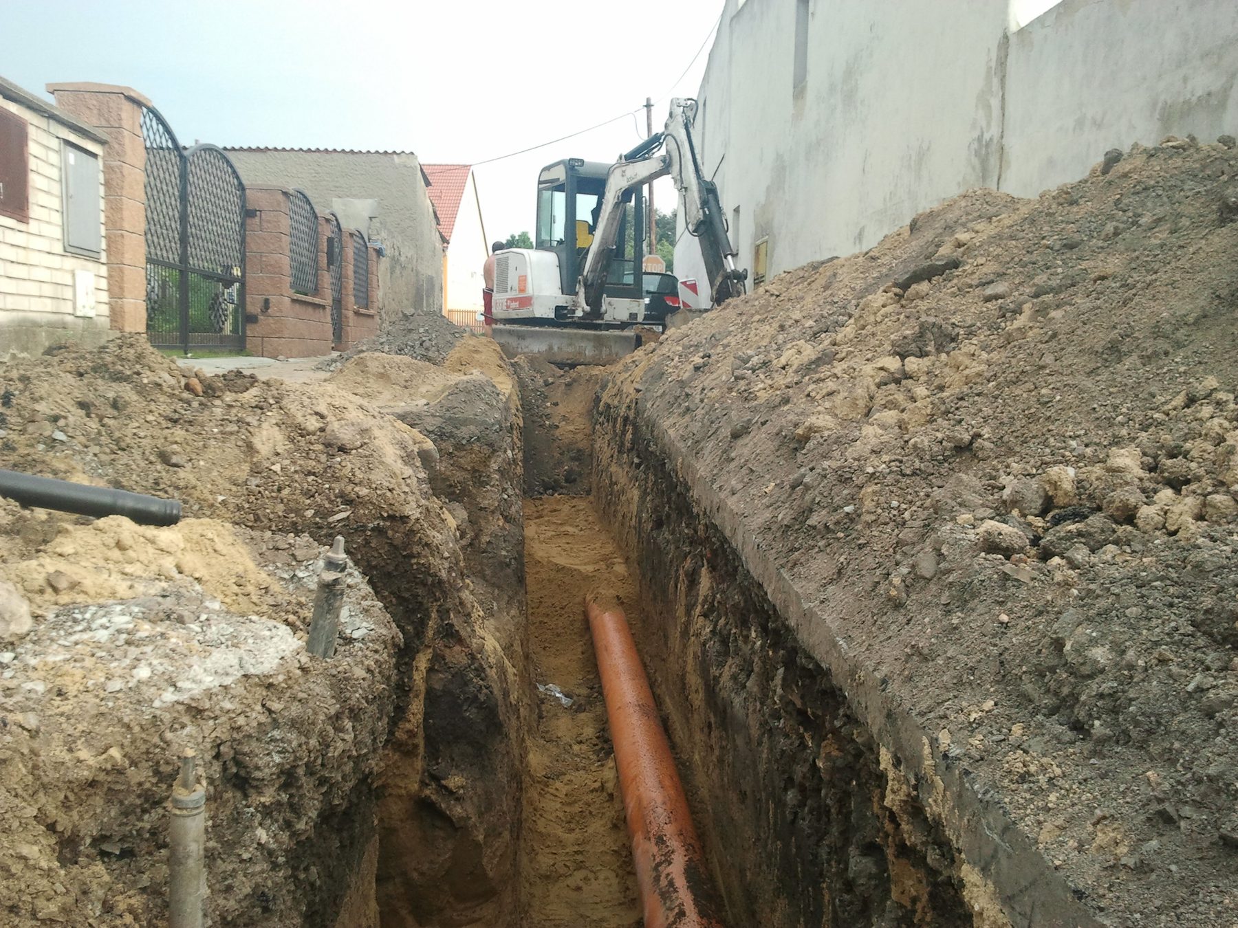 Kanalizační, vodovodní a plynové přípojky